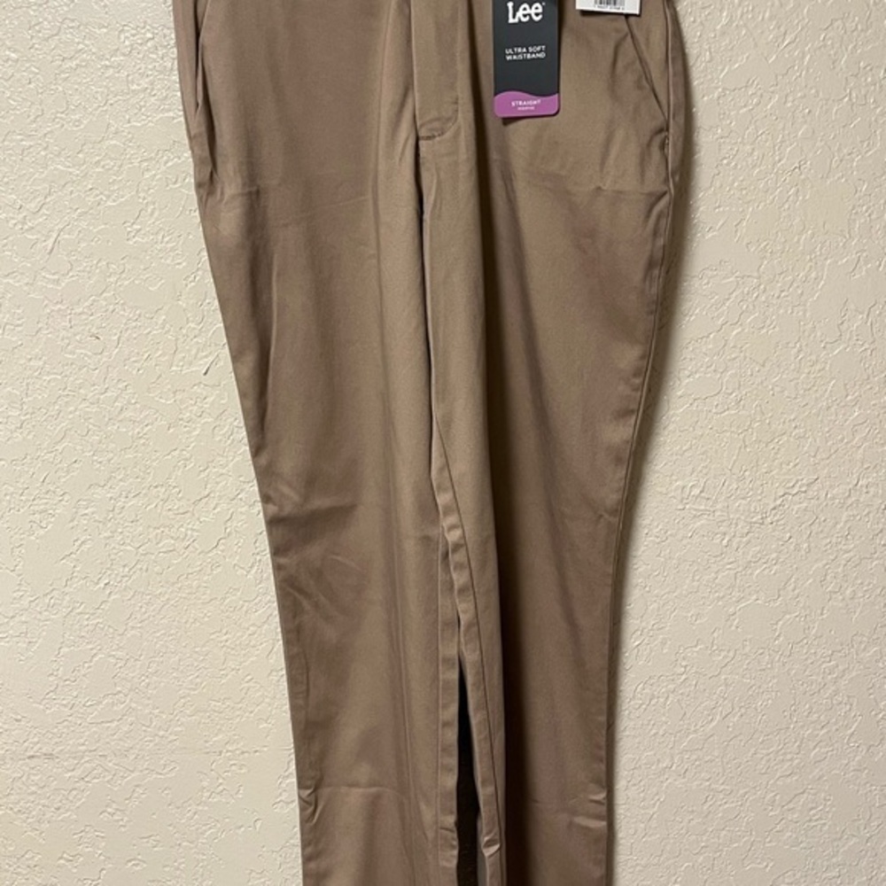 Lee Mid Rise, Straight fit, 8M. Tan‎ in color. NWT. J14.